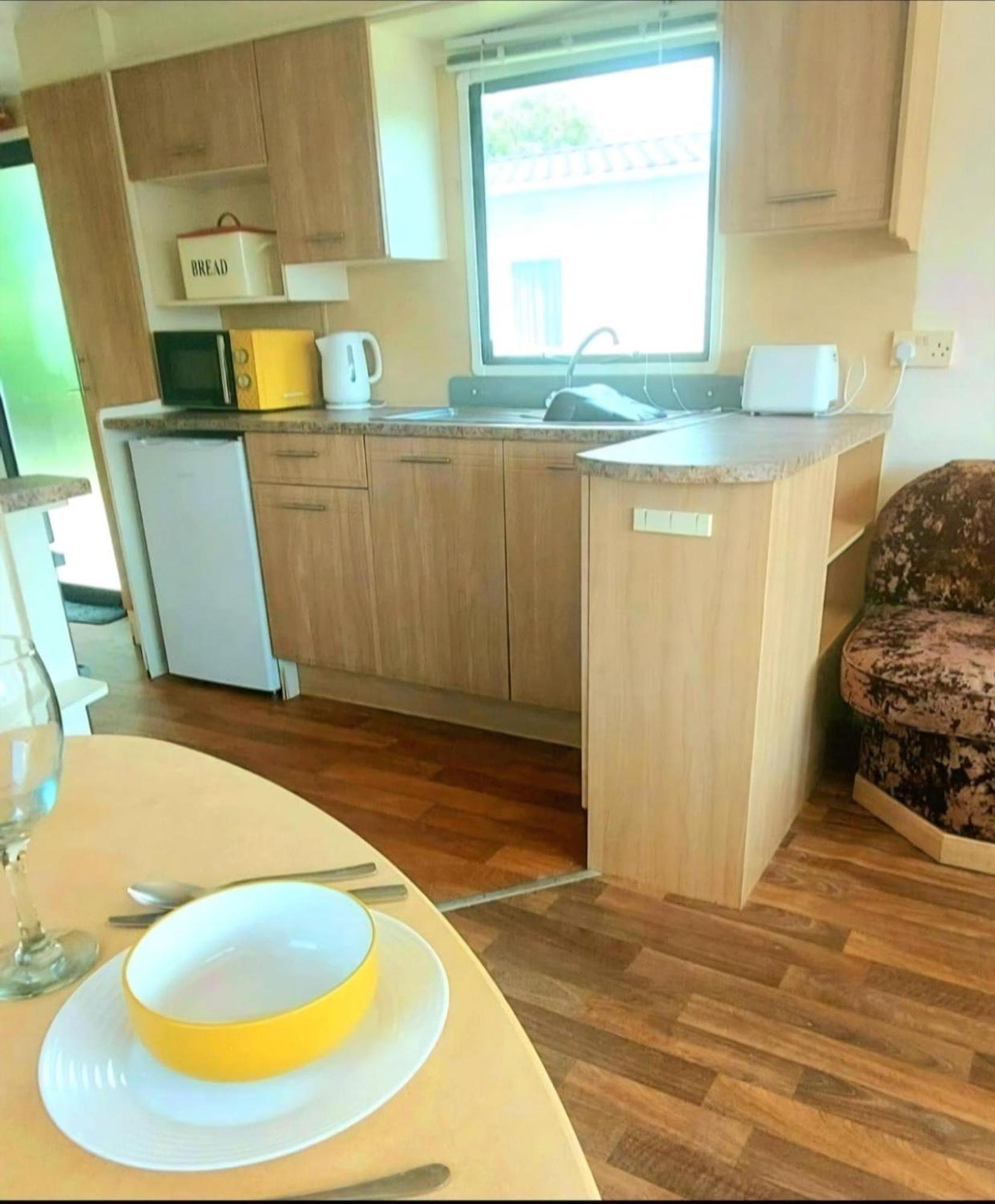 Homely 6 Berth Caravan At Steeple Bay In Essex Ref 36017D Southminster Esterno foto